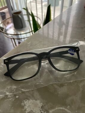 NEW 2.5 readers blue light lens black pop of silver soft bridge spring closure